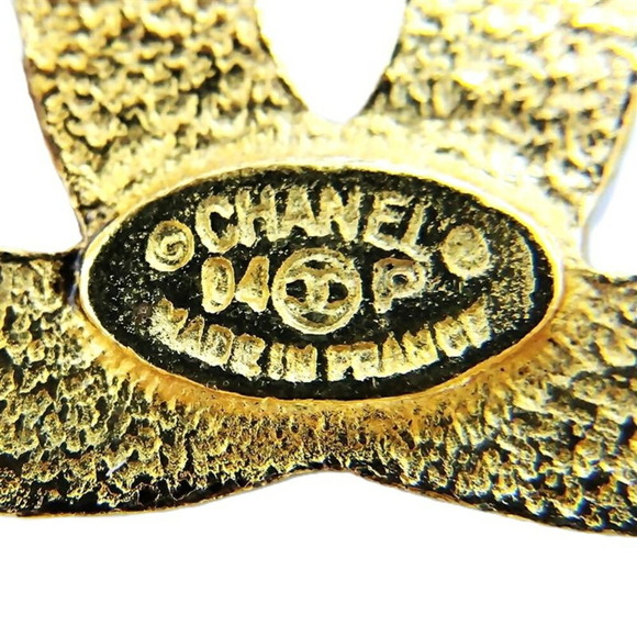 CHANEL Logo Brooch - Picture 4 of 5